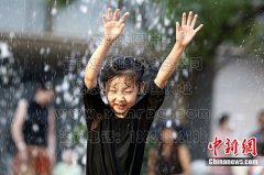 北京天熱噴泉受“熱捧”